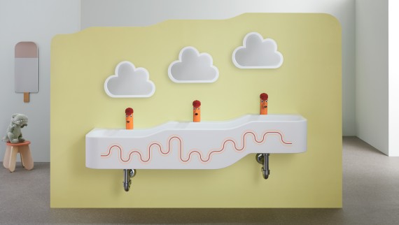 Geberit Bambini speel- en wasruimte in karmijnrood en oranje Geberit Bambini speel- en wasruimte in karmijnrood en oranje