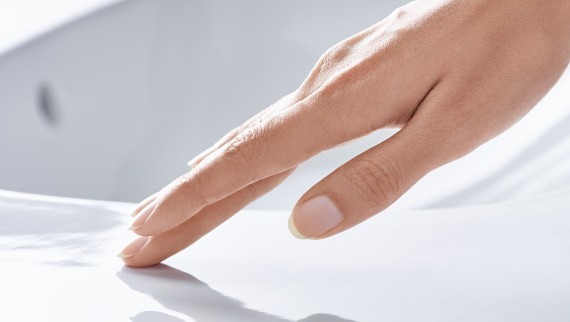 Hand over een keramische wastafel met KeraTect-coating Hand over een keramische wastafel met KeraTect-coating