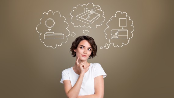 Vrouw in gedachten bij haar nieuwe wastafel Vrouw in gedachten bij haar nieuwe wastafel