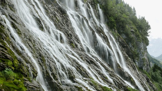 Imposante waterval in een groen landschap (© Geberit) Imposante waterval in een groen landschap (© Geberit)