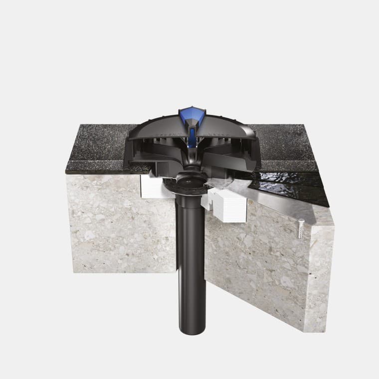 Installatie van Geberit Pluvia op een betonnen dak met bitumen dakafdichting Installatie van Geberit Pluvia op een betonnen dak met bitumen dakafdichting