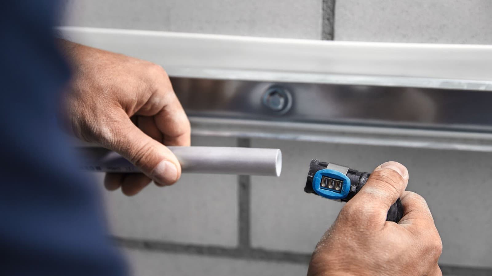 Le raccord Geberit FlowFit s’emboîte directement après la coupe Le raccord Geberit FlowFit s’emboîte directement après la coupe