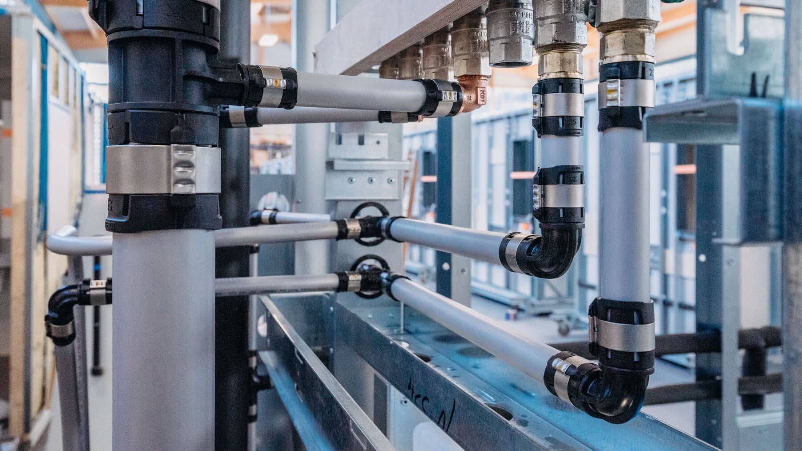 L’indicateur tombe pendant le sertissage, ce qui rend les raccords déjà sertis bien visibles L’indicateur tombe pendant le sertissage, ce qui rend les raccords déjà sertis bien visibles