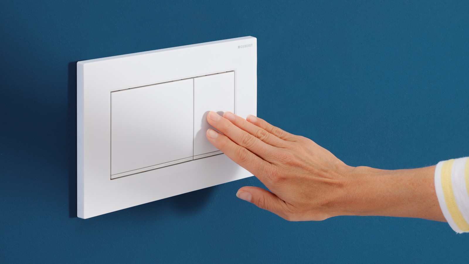 Une personne pousse sur la petite touche de la plaque de déclenchement Sigma 30 Une personne pousse sur la petite touche de la plaque de déclenchement Sigma 30