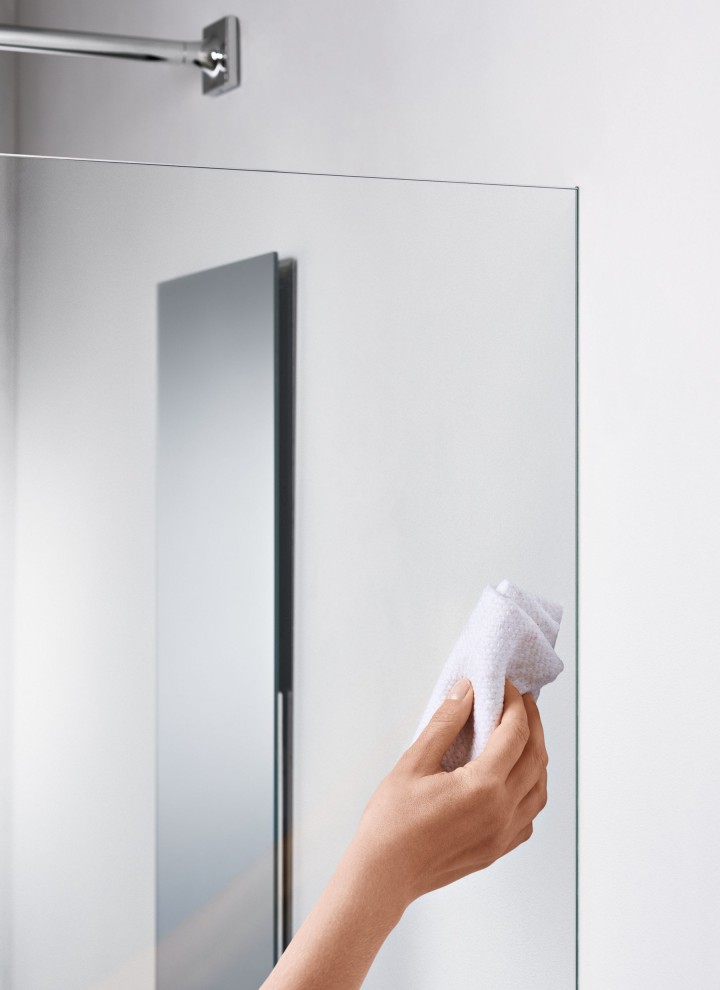 Douche wordt met de hand schoongemaakt