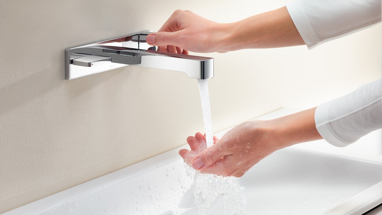 Femme ouvrant le robinet pour vérifier lʼintensité et la température de lʼeau (© Geberit) Femme ouvrant le robinet pour vérifier lʼintensité et la température de lʼeau (© Geberit)