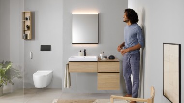 Homme dans une salle de bains avec Geberit AquaClean Sela