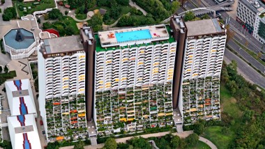 In die tijd waren de zwembaden een nieuwigheid in de sociale woningbouw en een handelsmerk van architect Harry Glück (© Julius Silver)