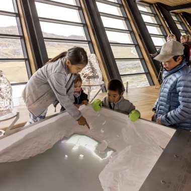 Kinderen in de tentoonstelling van het Icefjord Centre Ilulissat (© Adam Mørk)