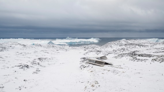 Het Icefjord Centre is het enige gebouw midden in het ijzige landschap (© Adam Mørk)
