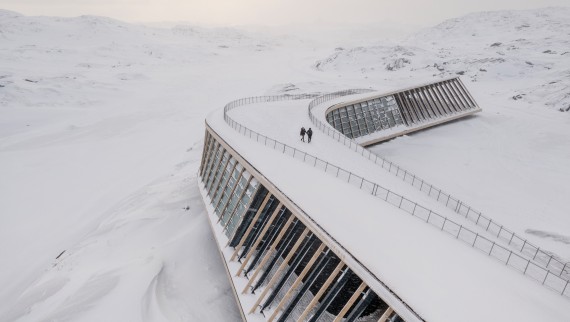 Het dak van het Icefjord Centre is ook een terras (© Adam Mørk)