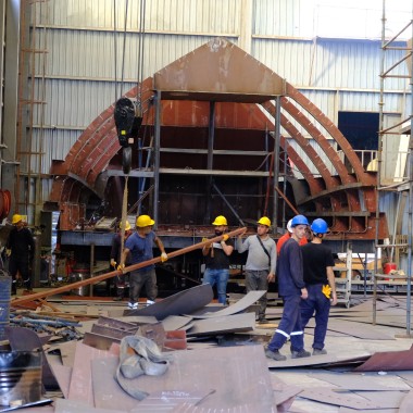 Op de ADA Yachting-scheepswerf in Bodrum heerst een drukte van belang. De bouw van het jacht vereist veel geschoolde arbeiders en duurt ruim twee jaar (© Serkan Ali Çiftçi)