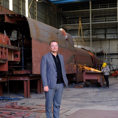 Managing Director Onun Tekir in een van de werkplaatsen op de ADA Yachting-scheepswerf in Bodrum. Hier wordt een jacht van 50 meter gebouwd voor een Italiaanse klant (© Serkan Ali Çiftçi)