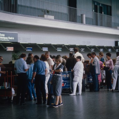 Des passagers attendent dans la zone de transit du terminal A (photo prise en 1986) (© Bibliothèque de l’EPF Zurich)