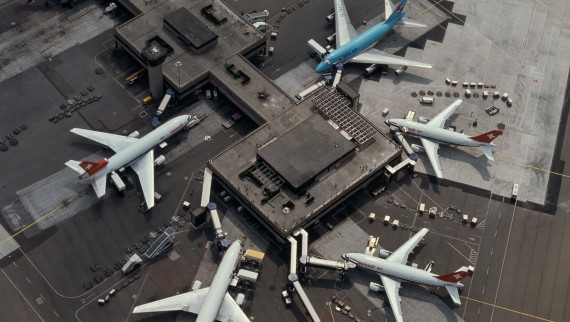 Le terminal B de l’aéroport de Zurich vu du ciel (début des années 1980) (© Swissair)