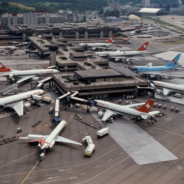 Vue aérienne du terminal B de Zurich dans les années 1980 (© Swissair)