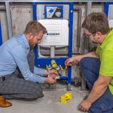 Installatie van de Geberit Power & Connect Box