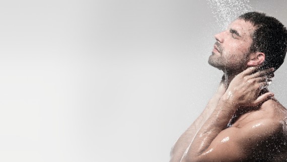 Prendre une douche avec de lʼeau parfaitement pure (© Geberit)